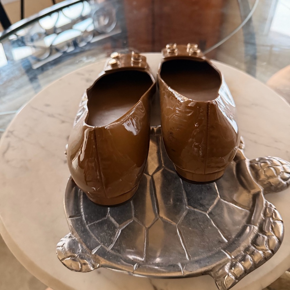 Gucci Tan Patent Leather Loafers with Gold Accents Size EU 41 Like New - Picture 6 of 12